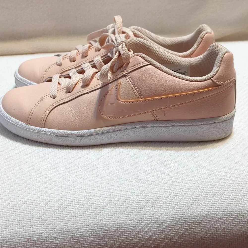 Nike womens Size 6.5 - Nike Court‎ Royale Washed Coral 749867-604